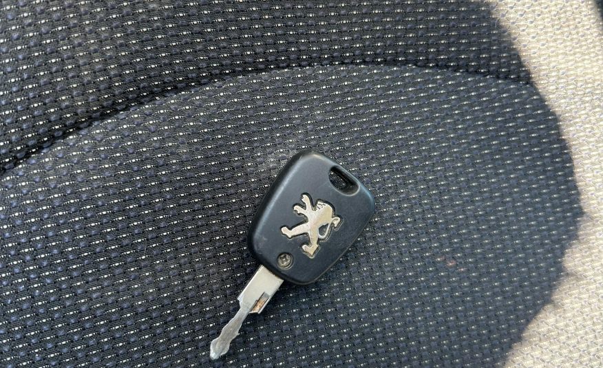 PEUGEOT 207 2010