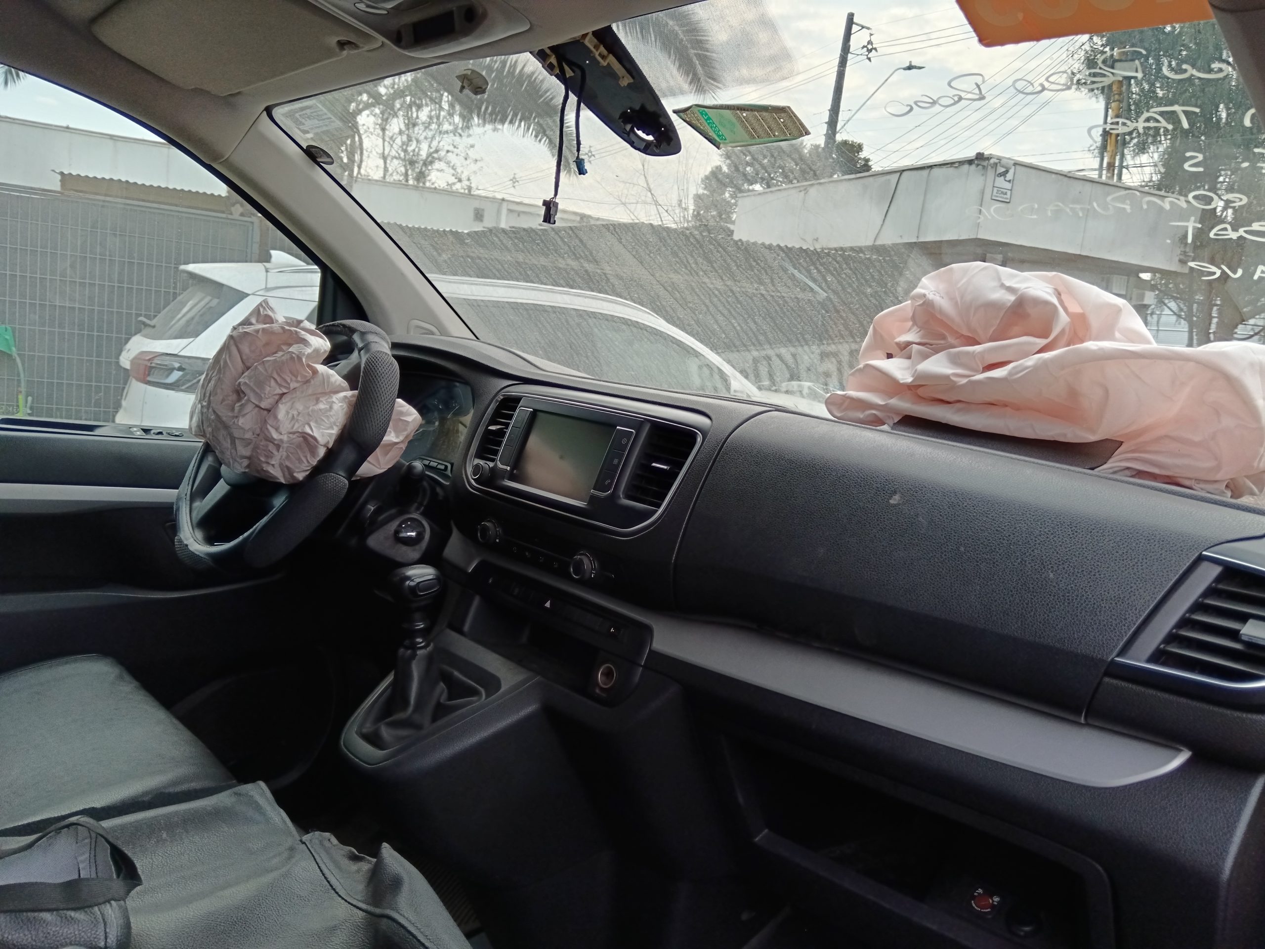 PEUGEOT TRAVELLER –