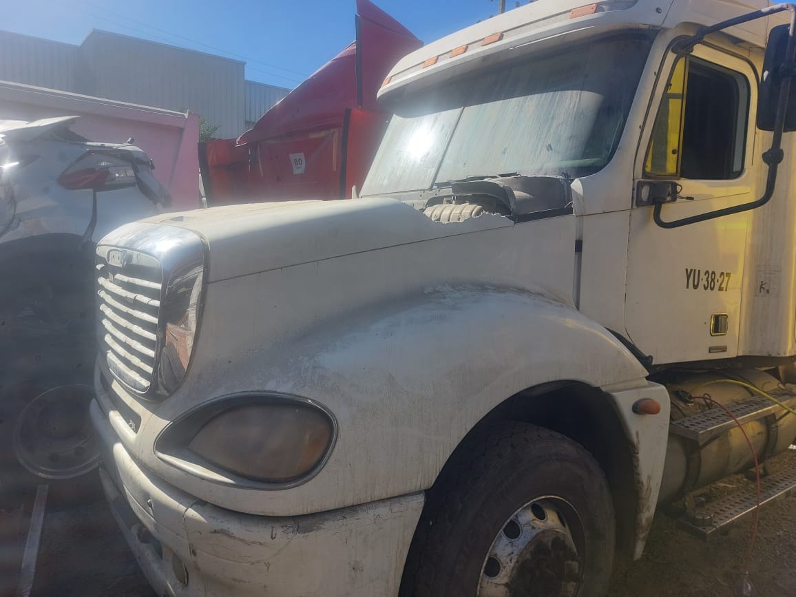 FREIGHTLINER CL 120 2005