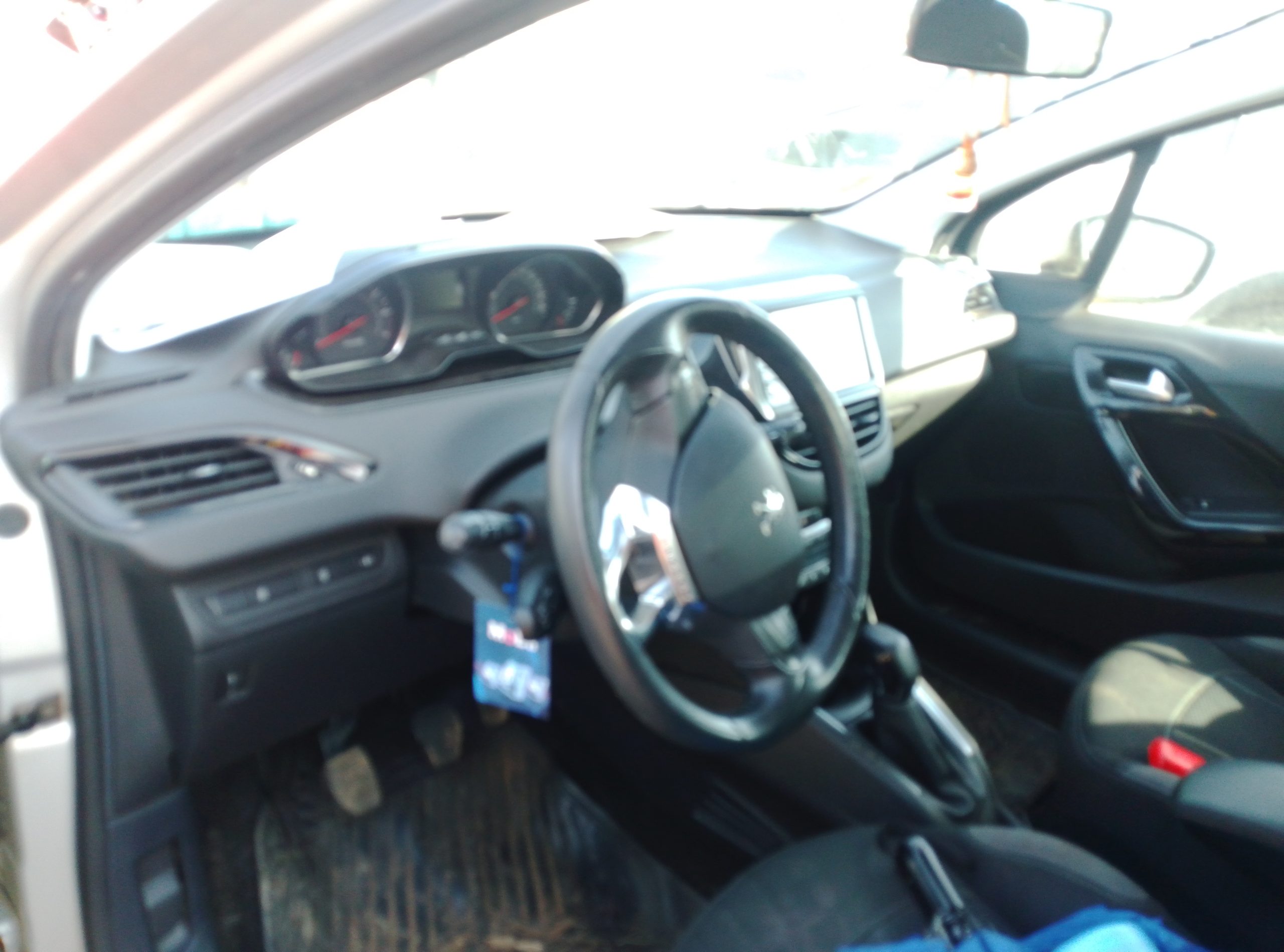 PEUGEOT 208 2015