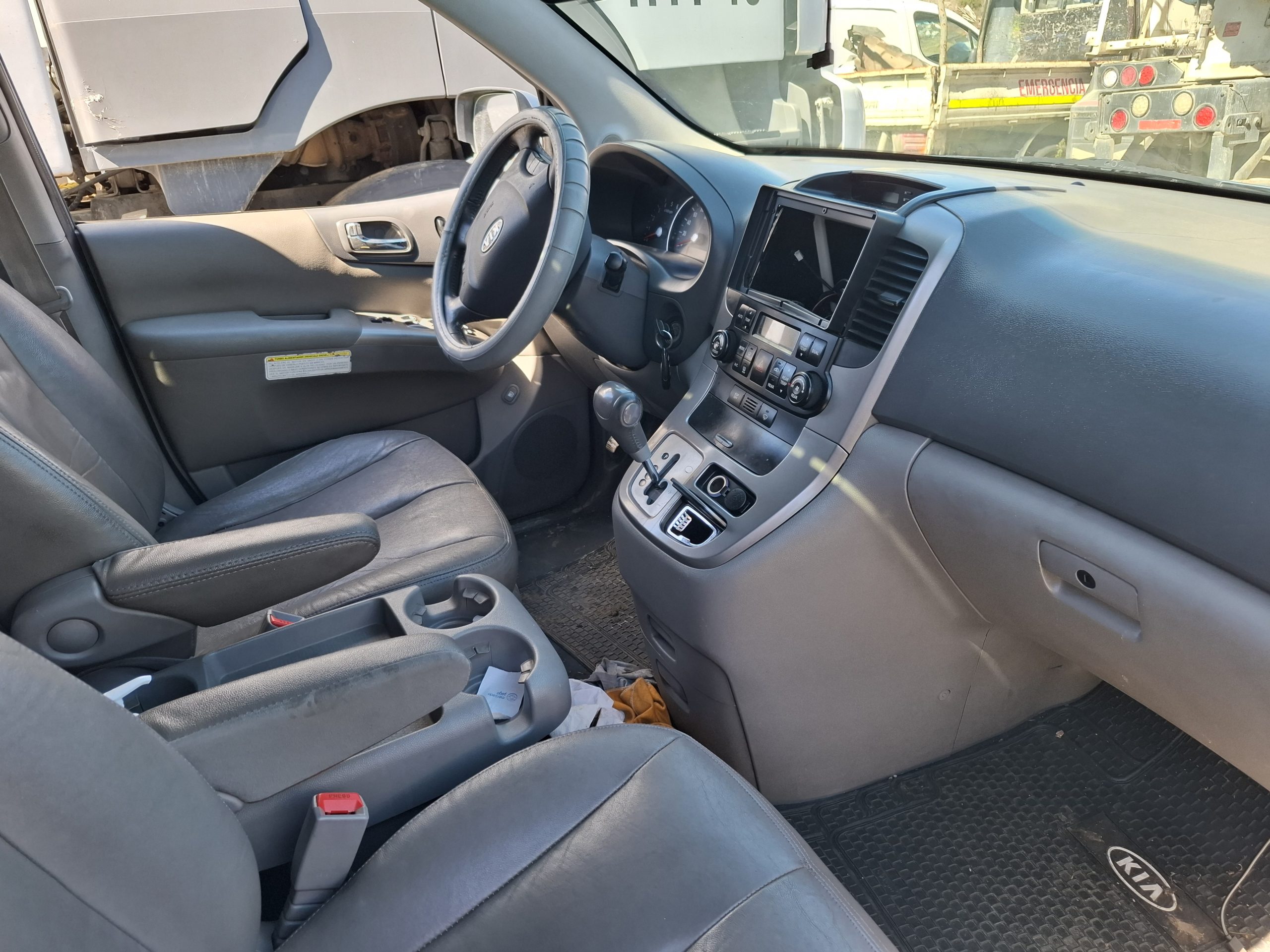KIA CARNIVAL LX 2.7 2010