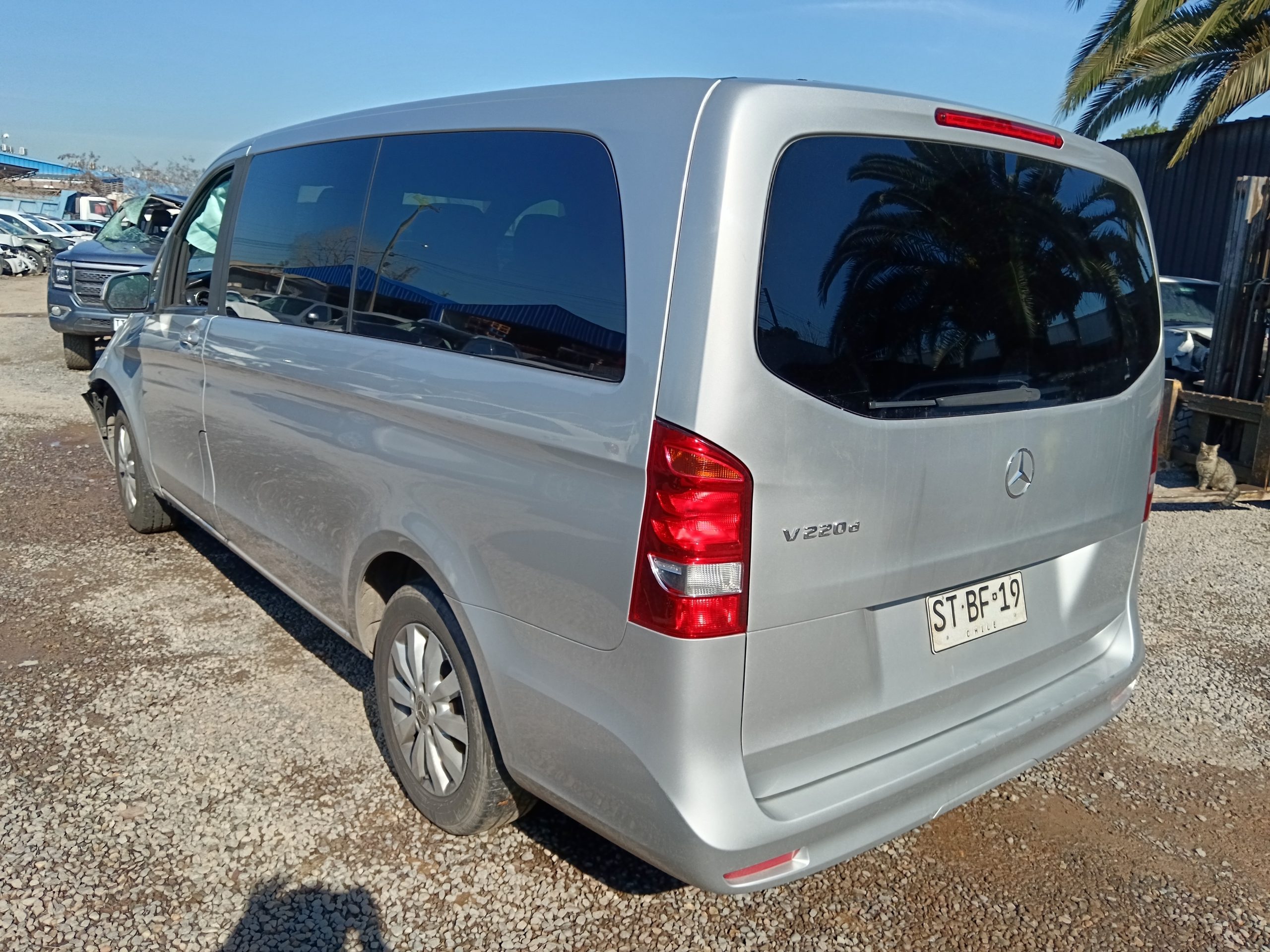 MERCEDES BENZ V220 2023